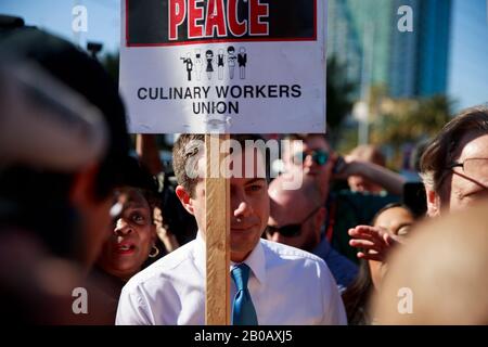 Las Vegas, Vereinigte Staaten. Feb. 2020. Der ehemalige Bürgermeister von South Bend Indiana und der demokratische Präsidentschaftskandidat hoffnungsvoll Pete Buttigieg kämpfen auf der Picket-Linie mit Mitgliedern der Culinary Workers Union Local 226 außerhalb des Palms Casino in Las Vegas. Credit: Sopa Images Limited/Alamy Live News Stockfoto