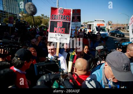 Las Vegas, Vereinigte Staaten. Feb. 2020. Der ehemalige Bürgermeister von South Bend Indiana und der demokratische Präsidentschaftskandidat hoffnungsvoll Pete Buttigieg kämpfen auf der Picket-Linie mit Mitgliedern der Culinary Workers Union Local 226 außerhalb des Palms Casino in Las Vegas. Credit: Sopa Images Limited/Alamy Live News Stockfoto