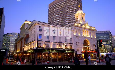 Schöner Blick auf das Victoria Palace Theatre - LONDON, ENGLAND - 10. DEZEMBER 2019 Stockfoto