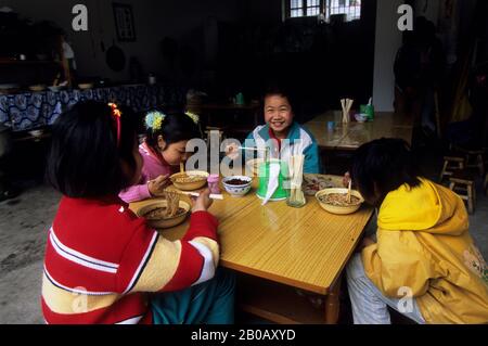 CHINA, PROVINZ GUANGXI, IN DER NÄHE VON GUILIN, XING PING-DORF-SZENE, SCHULMÄDCHEN MIT MITTAGESSEN, ESSSTÄBCHEN Stockfoto