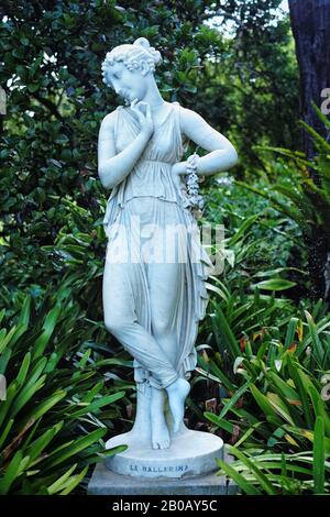 La Ballarina, eine Marmorskulptur einer jungen Tänzerin in zart drapiertem Kostüm in einem üppigen grünen Garten an den Botanischen Gärten von Sydney Stockfoto