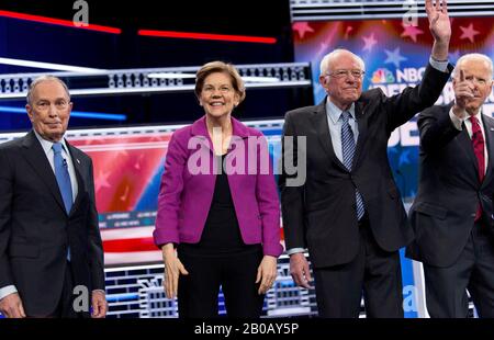 Las Vegas, Nevada, USA. Feb. 2020. Von links posieren die demokratischen Präsidentschaftskandidaten MICHAEL BLOOMBERG, ELIZABETH WARREN, BERNIE SANDERS, JOE BIDEN für Fotografen vor der demokratischen Debatte NBC News & MSNBC in Paris Las Vegas. Credit: Brian Cahn/ZUMA Wire/Alamy Live News Stockfoto