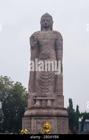 Große Statue des stehenden Buddha im WAT THAI Temple, Stadt Sarnath in der Nähe von Varanasi, Indien Stockfoto