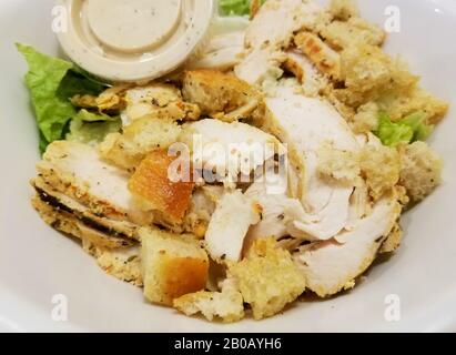 Gegrillter cäsar-salat in einer weißen Schüssel Stockfoto