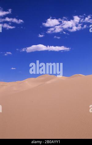 MONGOLIA, WÜSTE GOBI, IN DER NÄHE VON DALANZADGAD, KHONGORYN ELS (SANDDÜNEN) Stockfoto