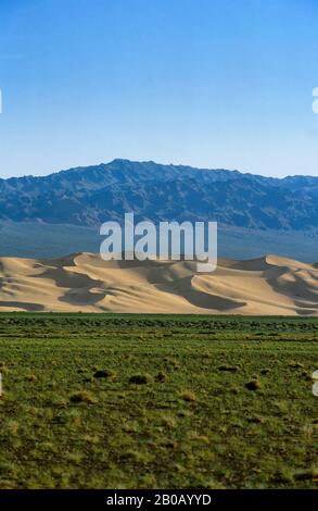 MONGOLIA, IN DER NÄHE VON DALANZADGAD, WÜSTE GOBI BEI KHONGORYN ELS (SANDDÜNEN), BERGE Stockfoto