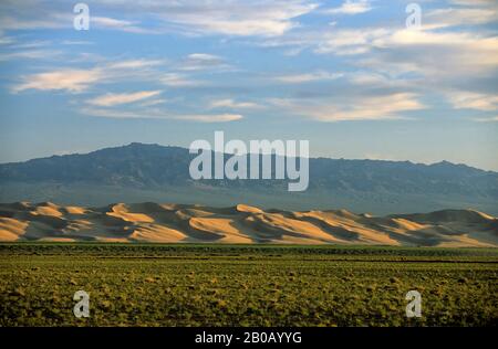 MONGOLIA, IN DER NÄHE VON DALANZADGAD, WÜSTE GOBI BEI KHONGORYN ELS (SANDDÜNEN), BERGE Stockfoto