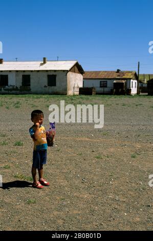 MONGOLIA, IN DER NÄHE VON DALANZADGAD, WÜSTE GOBI, DORF BULGAN, JUNGE Stockfoto