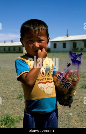 MONGOLIA, IN DER NÄHE VON DALANZADGAD, WÜSTE GOBI, DORF BULGAN, JUNGE, PORTRÄT Stockfoto