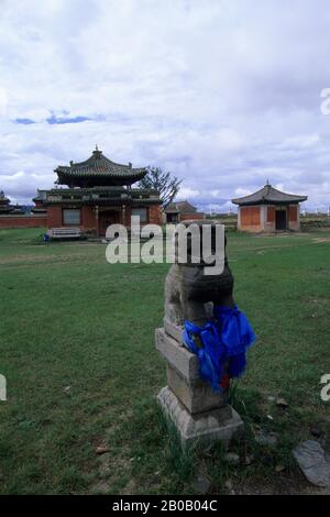 ZENTRALMONGOLEI, KARAKORUM, KLOSTER ERDENE ZUU, GEBETFLAGGEN Stockfoto