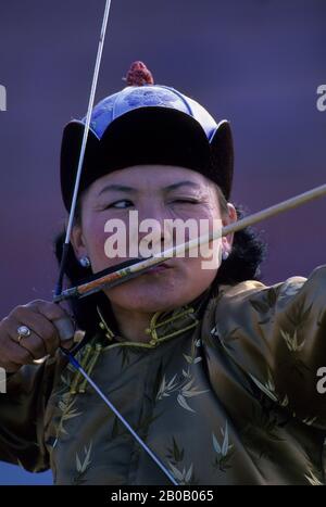 MONGOLIA, ULAANBAATAR, NAADAM-FESTIVAL, BOGENSCHIESSEN, FRAU Stockfoto