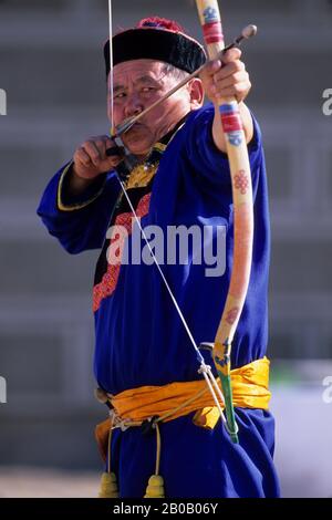 MONGOLIA, ULAANBAATAR, NAADAM-FESTIVAL, BOGENSCHIESSEN, MAN Stockfoto