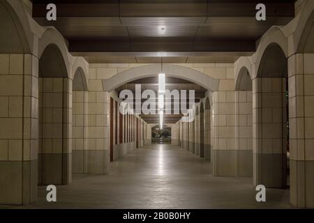 Leerer Campus Corridor, Stanford, Kalifornien Stockfoto