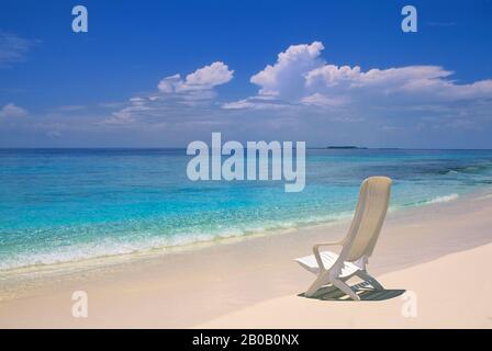MALEDIVEN, TAJ CORAL REEF RESORT, STUHL AM STRAND Stockfoto
