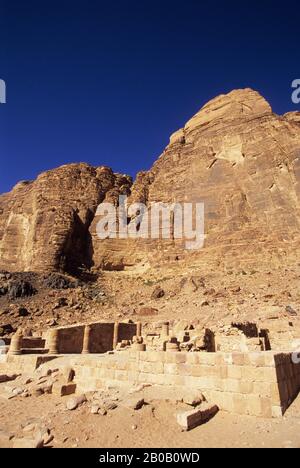 JORDAN, WADI RUM, NABATAEN TEMPEL Stockfoto