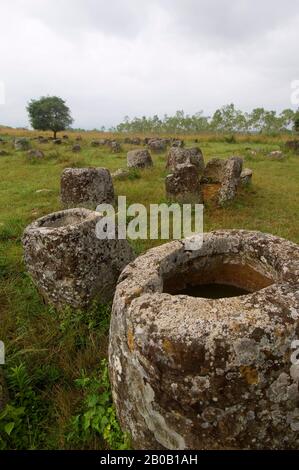 LAOS, IN DER NÄHE VON PHONSAVANN (XIENG KHUANG), EBENE DER GLÄSER, STANDORT #1, AUS STEIN GEHAUENE GLÄSER Stockfoto