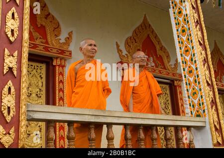 LAOS, IN DER NÄHE VON PHONSAVANN (XIENG KHUANG), DER EHEMALIGEN HAUPTSTADT XIENG KHOUANG, UMBENANNT IN MUANG KHOUNE, TEMPEL, NOVIZEN Stockfoto