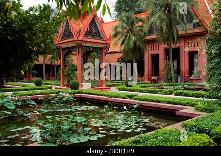 KAMBODSCHA, PHNOM PENH, NATIONALMUSEUM, INNENHOF, GARTEN MIT TEICH Stockfoto