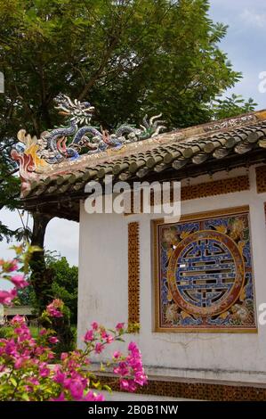 VIETNAM, HUE, KAISERLICHE ZITADELLE, THAILÄNDISCHER HOA-PALAST (HÖCHSTER FRIEDEN), DETAIL DES DACHES (DRACHE) Stockfoto