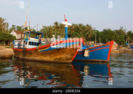 VIETNAM, IN DER NÄHE VON NHA TRANG, HAFEN DAYOT MIT BUNTEN FISCHERBOOTEN Stockfoto