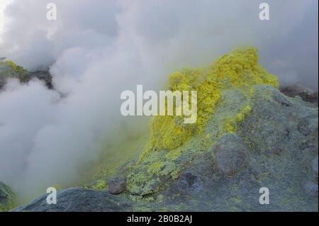 JAPAN, HOKKAIDO-INSEL, IN DER NÄHE DES KUSSHARO-SEES, MT. IWO, FUMAROLEN, SCHWEFELABLAGERUNGEN, NAHAUFNAHME Stockfoto