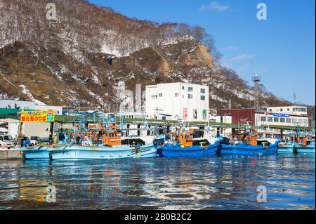 JAPAN, INSEL HOKKAIDO, RAUSU, FISCHEREIHAFEN MIT FISCHERBOOTEN Stockfoto