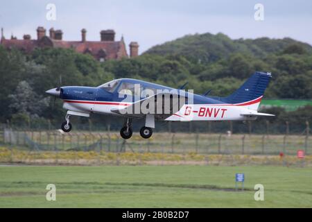 G-BNVT, eine privat geführte Piper PA-28R-201 T Turbo Cherokee Arrow III, die vom Prestwick International Airport in Ayrshire abstartet. Stockfoto