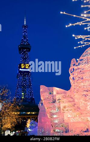 JAPAN, HOKKAIDO-INSEL, SAPPORO, SAPPORO SCHNEEFEST, NACHTS BELEUCHTETE EISPLASTIKEN Stockfoto