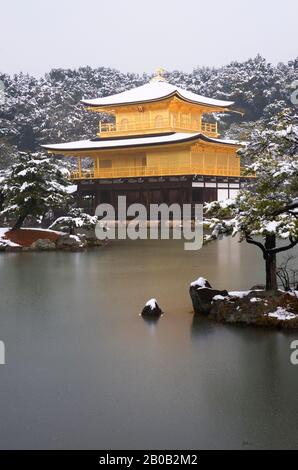 JAPAN, KYOTO, KINKAKUJI-TEMPEL (GOLDENER PAVILLON), WELTKULTURERBE, SCHNEE Stockfoto