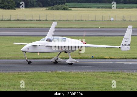 G-OMJT, ein privat geführtes Rutan Long-EZ homebuilt Flugzeug, am Internationalen Flughafen Prestwick, Ayrshire. Stockfoto