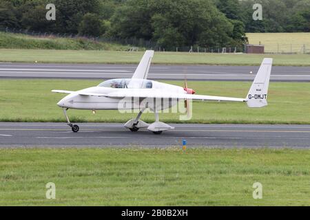 G-OMJT, ein privat geführtes Rutan Long-EZ homebuilt Flugzeug, am Internationalen Flughafen Prestwick, Ayrshire. Stockfoto