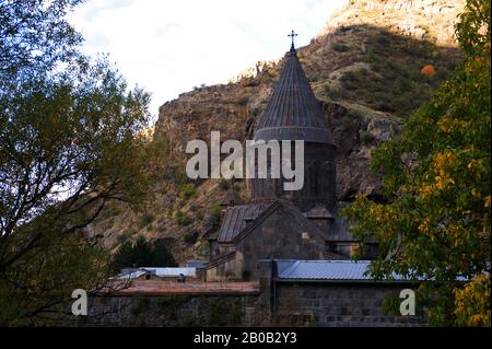 ARMENIA, IN DER NÄHE VON JEREWAN, ALTES ARMENKLOSTEREI VON GEGHARD (TEILWEISE IN FELSEN GEHAUEN) Stockfoto