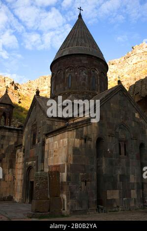 ARMENIA, IN DER NÄHE VON JEREWAN, ALTES ARMENKLOSTEREI VON GEGHARD (TEILWEISE IN FELSEN GEHAUEN) Stockfoto