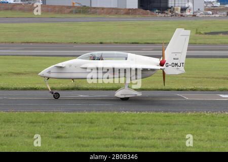 G-OMJT, ein privat geführtes Rutan Long-EZ homebuilt Flugzeug, am Internationalen Flughafen Prestwick, Ayrshire. Stockfoto