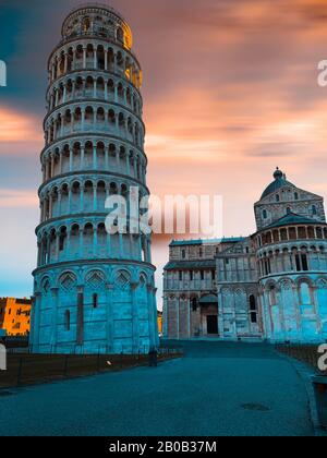 Kathedrale von Pisa und Schiefer Turm bei Sonnenuntergang, Italien Stockfoto