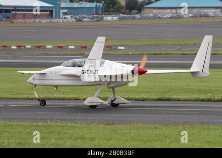 G-OMJT, ein privat geführtes Rutan Long-EZ homebuilt Flugzeug, am Internationalen Flughafen Prestwick, Ayrshire. Stockfoto