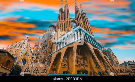 Sonnenuntergang in der Sagrada Familia in Barcelona. Das Meisterwerk Antoni Gaudi wurde 1984 zum UNESCO-Weltkulturerbe. Stockfoto