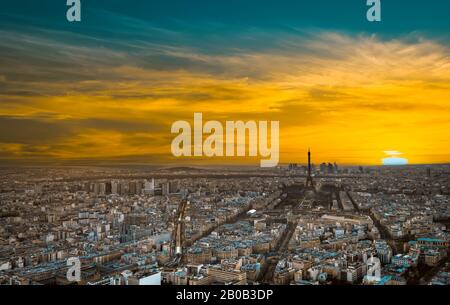 Luftbild Paris mit Eiffelturm nachts, Skyline von Paris mit Eiffelturm bei Sonnenuntergang in Paris, Frankreich. Architektur und Wahrzeichen von Paris. Stockfoto