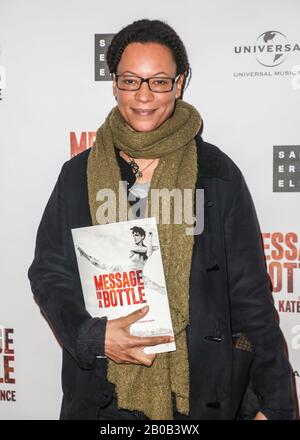 London, Großbritannien. Feb. 2020. Nina Sosanya besucht eine Presse-Nacht für Eine Nachricht in einer Flasche im Peacock Theatre in London Credit: Sopa Images Limited/Alamy Live News Stockfoto