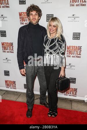 London, Großbritannien. Feb. 2020. Max Rogers und Kimberly Wyatt besuchen eine Pressenacht für Eine Nachricht in einer Flasche im Peacock Theatre in London Credit: Sopa Images Limited/Alamy Live News Stockfoto