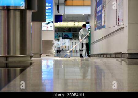 Hongkong, China. Februar 2020. Saubere Tragemaske beim Reinigen am Flughafen Hongkong. Mehr als 621 Passagiere und Crew der Diamond Princess wurden bisher von dem Covid-19-Virus infiziert, das der größte Cluster außerhalb des chinesischen Festlandes ist. Mindestens 102 Hongkonger wurden am frühen Donnerstagmorgen, 20. Februar 2020, auf Charterflug nach Quarantäne für mehr als zwei Wochen an Bord nach Hause gebracht. Das Schiff beförderte insgesamt 3.700 Personen. Credit: Sopa Images Limited/Alamy Live News Stockfoto