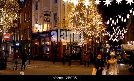 Amazing Seven Dials District in London Christmas Time - LONDON, ENGLAND - 10. DEZEMBER 2019 Stockfoto