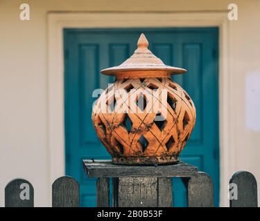 Keramiklaterne am Zaun des ländlichen Hauses in Luang Prabang, Laos. Stockfoto