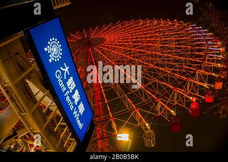 Osaka, Japan - 11. Dezember 2019: Nachtansicht des Riesenrads Tempozan, Minato Ward, Osaka Stockfoto