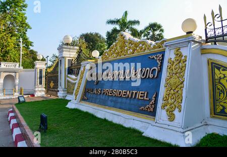 Vientiane, Laos - 29. Januar 2020. Präsidentenpalast in Vientiane, Laos. Das erste Mal wurde 1973 mit dem Bau begonnen, das der örtliche Architekt Khamphoung Ph Entworfen hatte Stockfoto