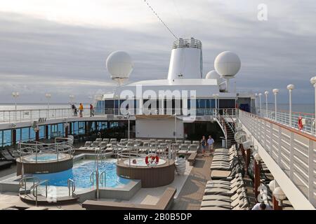 Pooldeck, Kreuzfahrtschiff Azamara Quest, Südafrika, Afrika Stockfoto