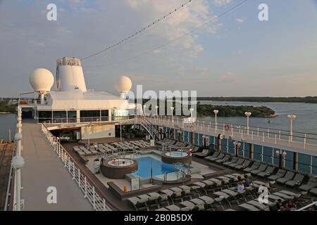 Pooldeck, Kreuzfahrtschiff Azamara Quest, Richards Bay, Distrikt King Cetshwayo, Provinz Kwa Zulu-Natal, Südafrika, Afrika Stockfoto