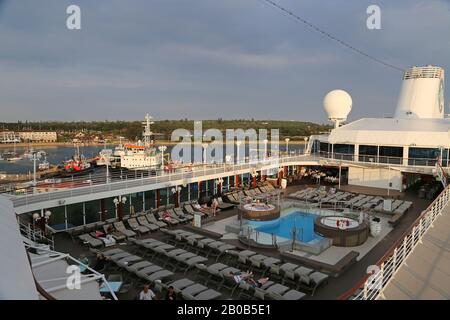 Pooldeck, Kreuzfahrtschiff Azamara Quest, Richards Bay, Distrikt King Cetshwayo, Provinz Kwa Zulu-Natal, Südafrika, Afrika Stockfoto