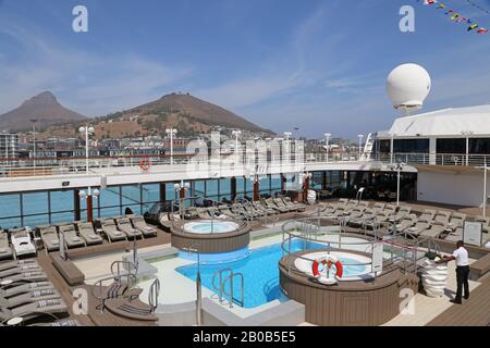 Pooldeck, Kreuzfahrtschiff Azamara Quest, Kapstadt, Tafelbucht, Provinz Westkappo, Südafrika, Afrika Stockfoto