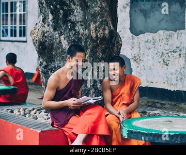 Vientiane, Laos - 29. Januar 2020. Mönch im buddhistischen Tempel in Vientiane. Der Lao-Buddhismus ist eine einzigartige Version des Theravada-Buddhismus und basiert auf et Stockfoto